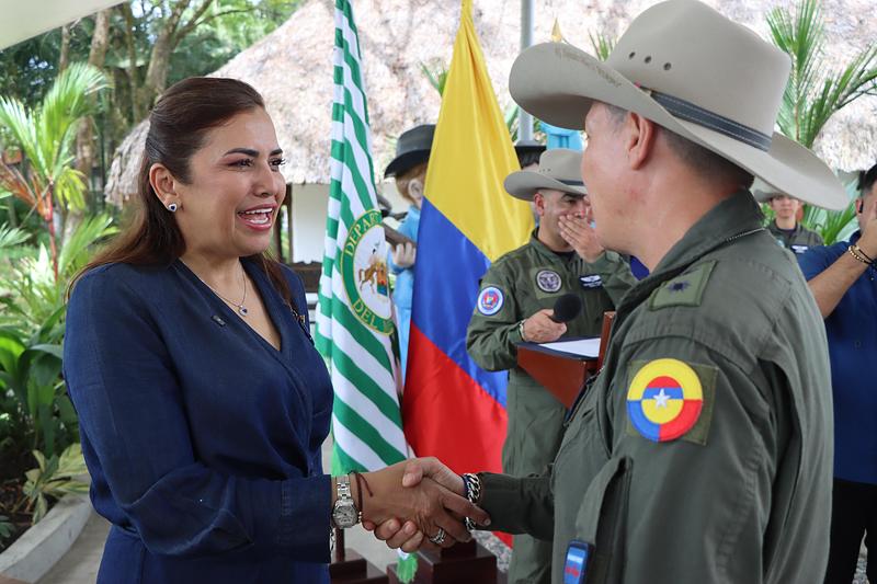 Gobernadora del Meta recibe condecoración militar