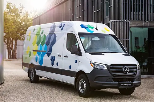 Mercedes lanza su primera van eléctrica en Colombia