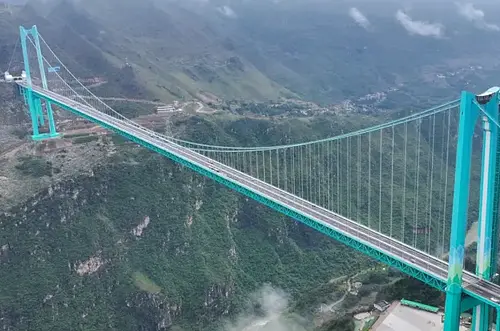 China inaugura el viaducto más alto del mundo en Guizhou