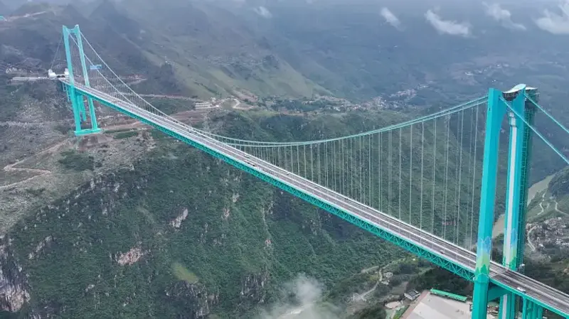 China inaugura el viaducto más alto del mundo en Guizhou