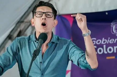 Revocan fallo que ordenaba arresto del ministro de Educación