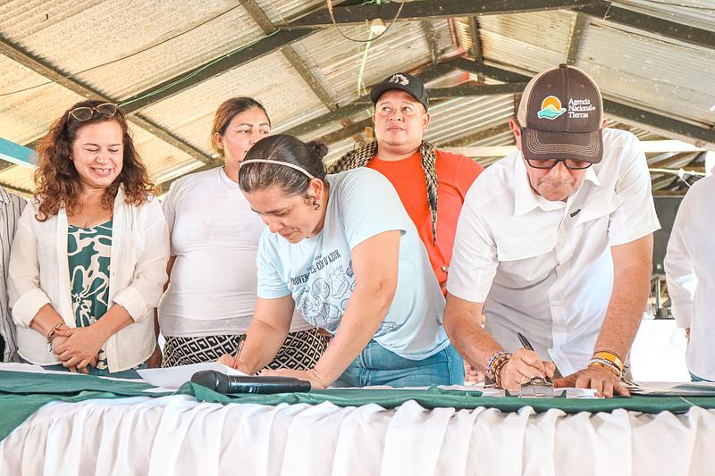 Firmantes de paz reciben 235 hectáreas en Caquetá