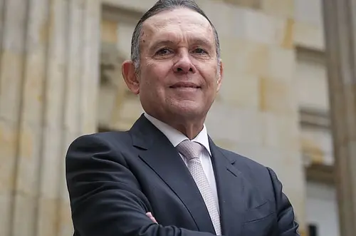 Efraín Cepeda se lanza a la presidencia en 2026
