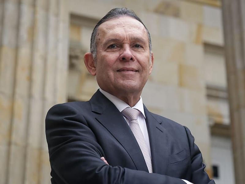 Efraín Cepeda se lanza a la presidencia en 2026