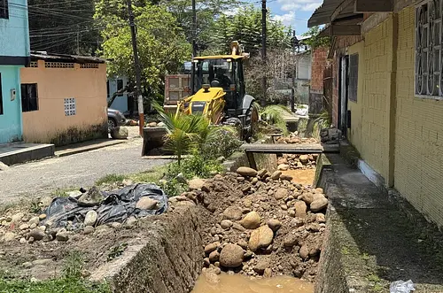 Descolmatación en Caño Tela previene emergencias en Playa Rica