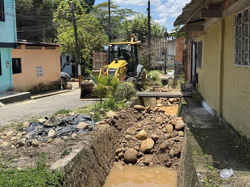 Descolmatación en Caño Tela previene emergencias en Playa Rica