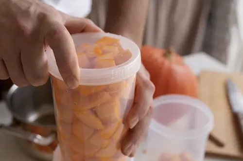 Uso de plásticos en alimentos preocupa por efectos mentales