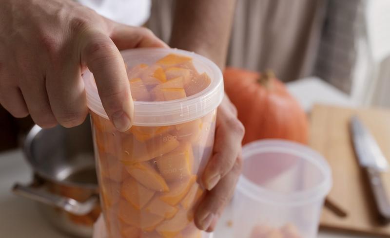 Uso de plásticos en alimentos preocupa por efectos mentales