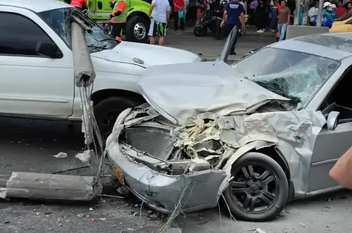 Volqueta fuera de control arrolla 12 vehículos en Medellín