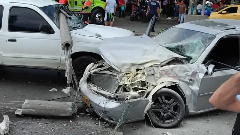 Volqueta fuera de control arrolla 12 vehículos en Medellín