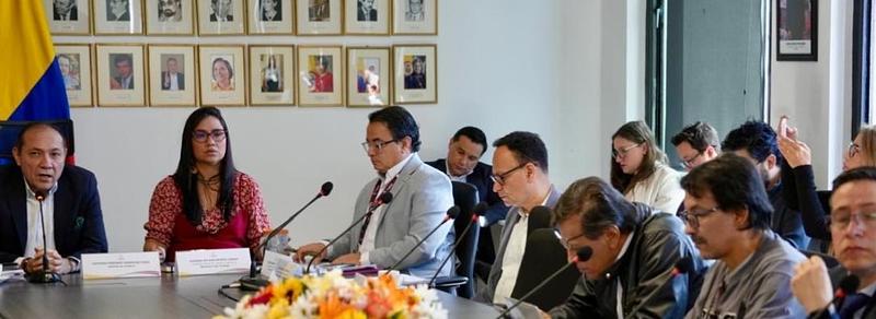 Inicia negociación del salario mínimo 2026 en Colombia