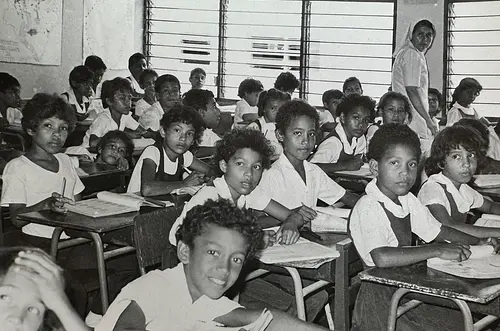 Deserción y baja natalidad amenazan educación en Colombia