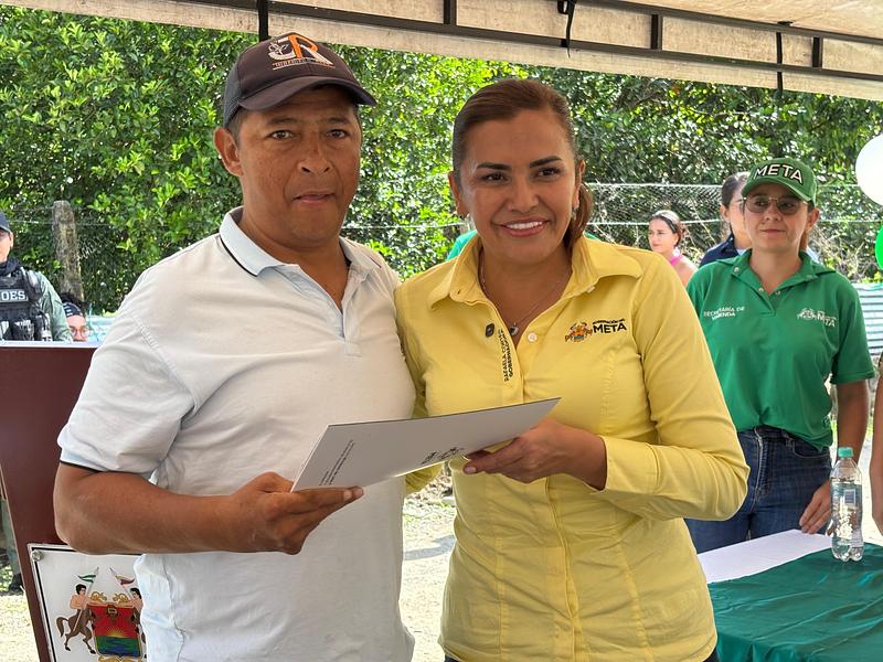 Gobernadora entrega títulos de vivienda en El Dorado