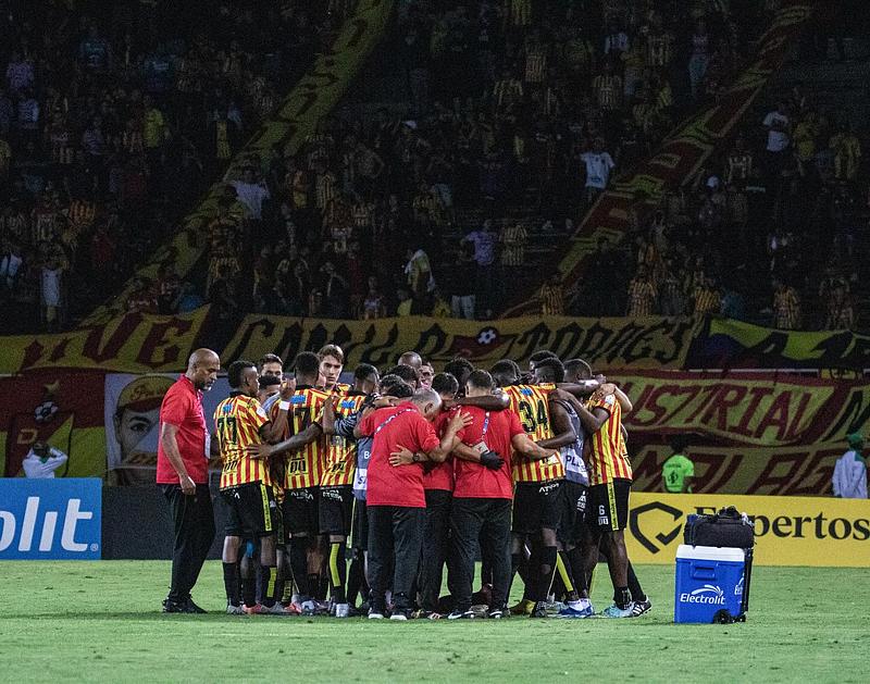 Equipo colombiano suspende actividades por falta de pagos