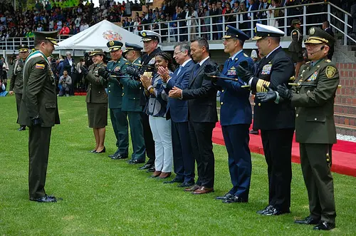 ‘Ni un paso atrás y jamás de rodillas’: presidente Petro
