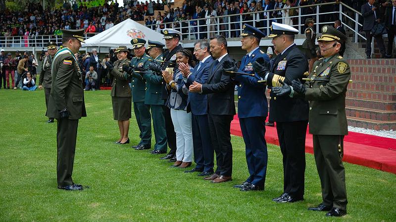 ‘Ni un paso atrás y jamás de rodillas’: presidente Petro