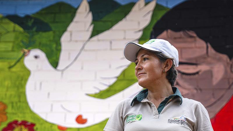 Mujeres protagonistas de la paz colombiana reciben reconocimiento