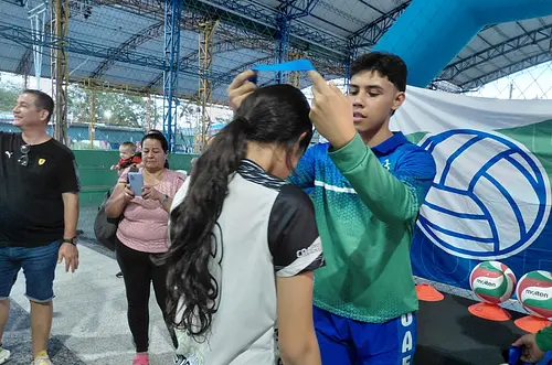 Club Traing gana el primer festival de mini voley femenino