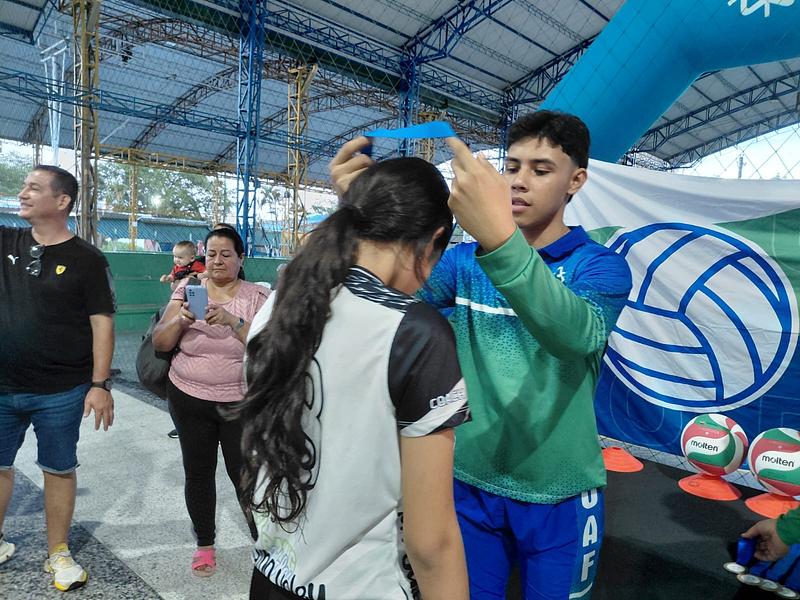 Club Traing gana el primer festival de mini voley femenino