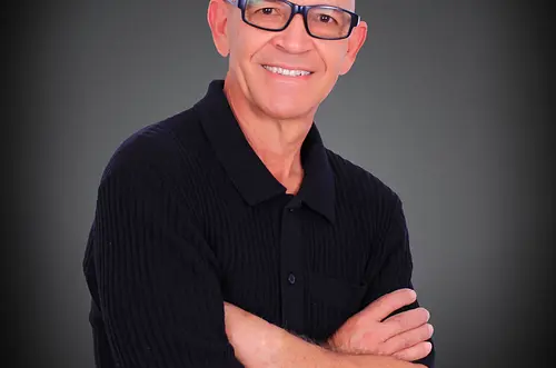 Orlando Valencia publica libro sobre Alzheimer, amor y cuidado