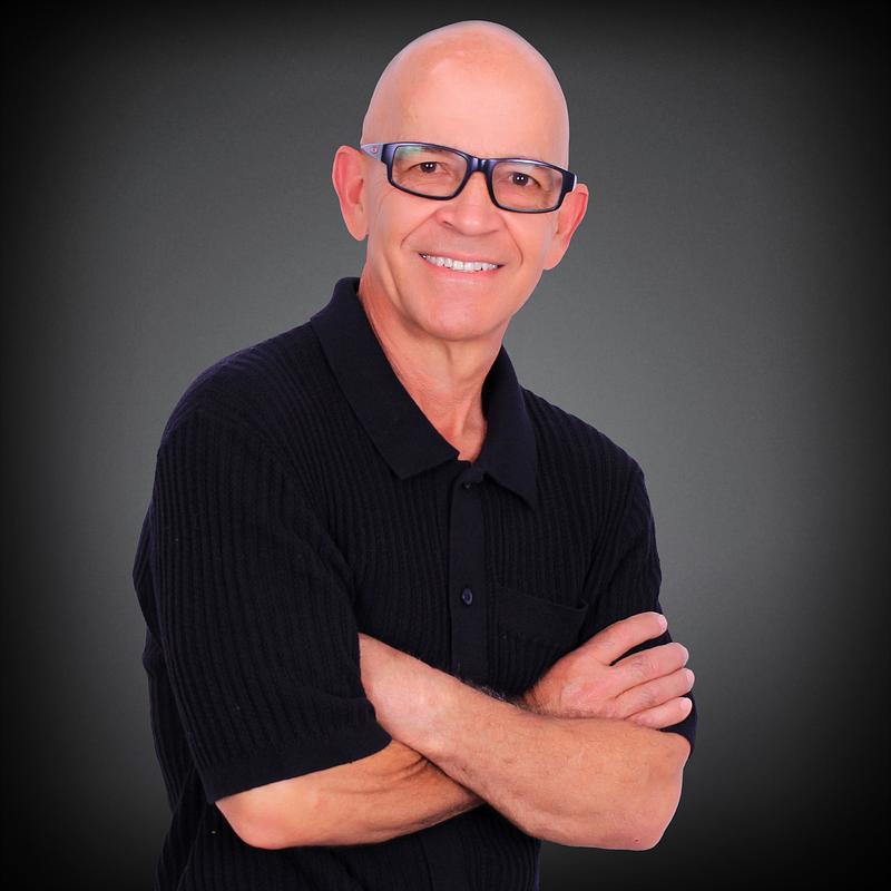 Orlando Valencia publica libro sobre Alzheimer, amor y cuidado