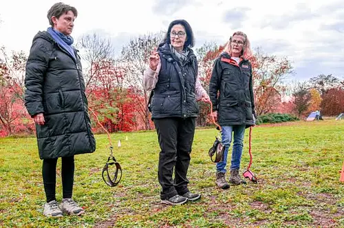 Hobby Dogging nueva moda en Europa, pasear perros invisibles