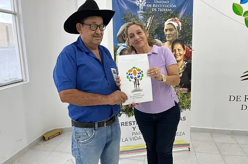 Víctima recibe compensación por predio abandonado en el Meta