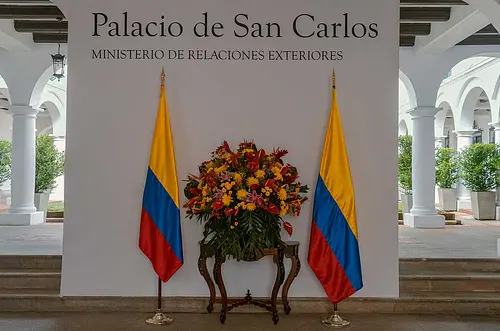 Gobierno de Colombia y Venezuela acuerdan posponer reunión