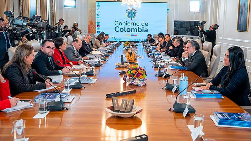 Presidente Petro ordena eliminar subsidios a la gasolina