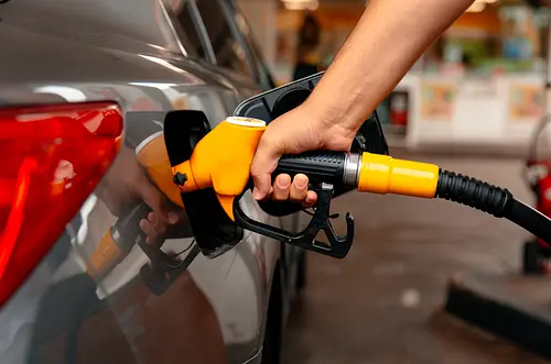 Desde el 1 de febrero bajaría el precio de la gasolina