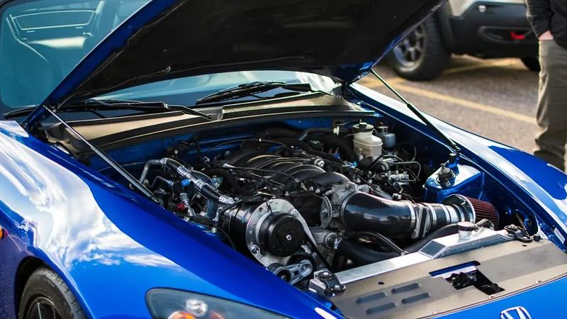 ¿Se debe calentar el motor del carro antes de arrancar?