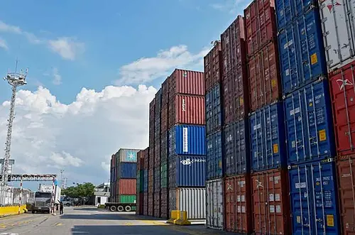 Gobierno aplicará un gravamen del 30% a productos de Ecuador