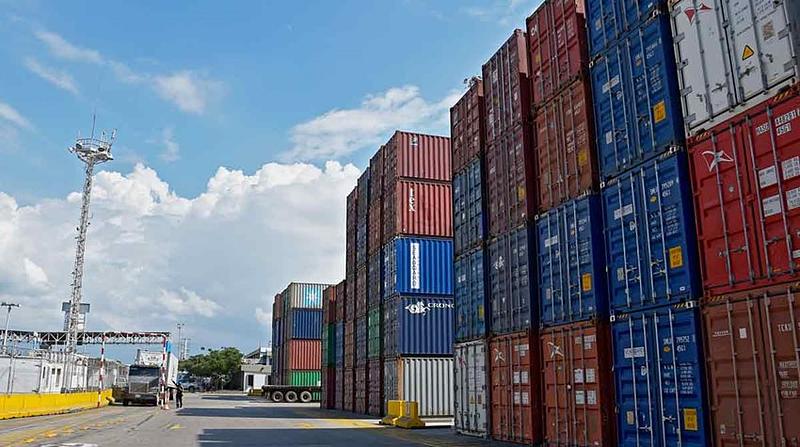 Gobierno aplicará un gravamen del 30% a productos de Ecuador