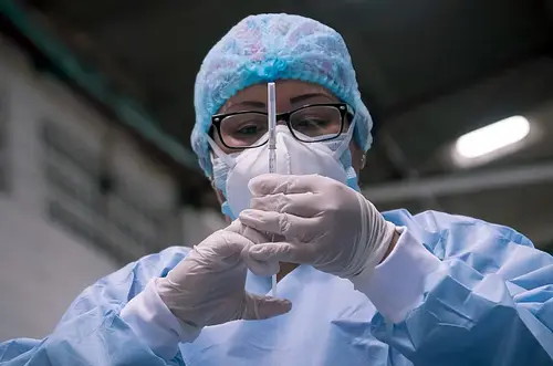 Petro entrega salario mínimo vital a 8 mil médicos internos