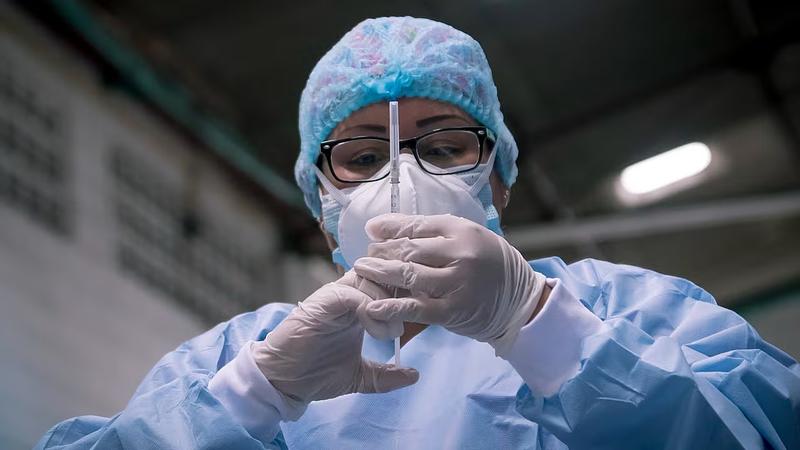 Petro entrega salario mínimo vital a 8 mil médicos internos