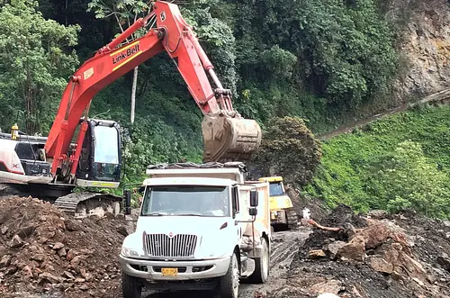 Maquinaria amarilla del Meta atiende deslizamientos viales