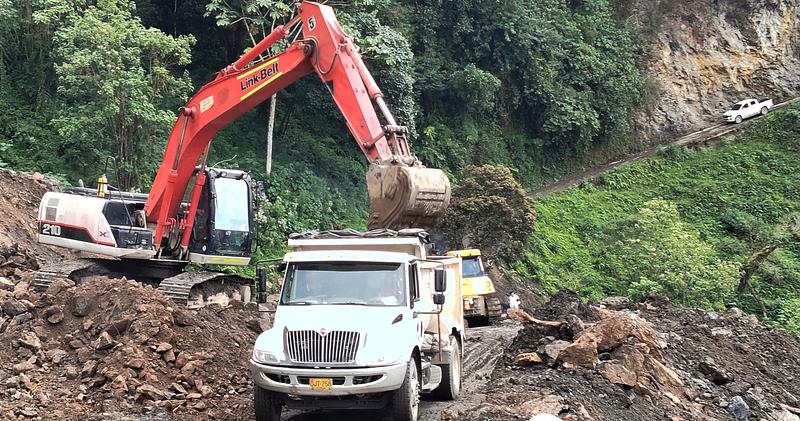 Maquinaria amarilla del Meta atiende deslizamientos viales