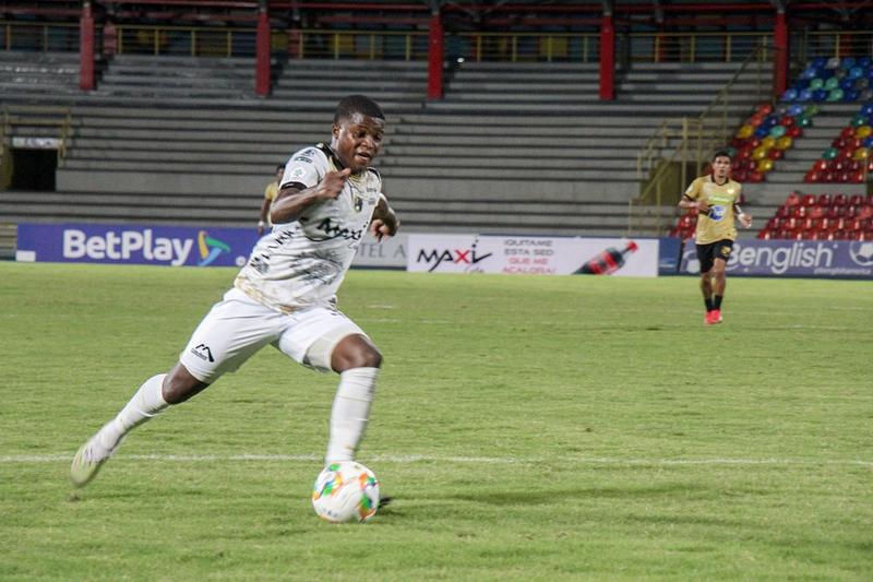 Llaneros repite el libreto: gol, roja y empate