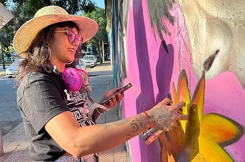 Artista llanera pinta mural contra la xenofobia en consulado