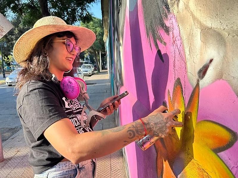Artista llanera pinta mural contra la xenofobia en consulado