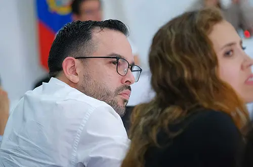 Gobierno llama a generadores a bajar el precio de la energía