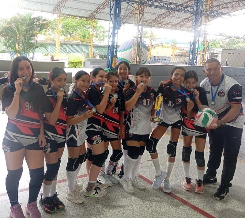 Cofrem ganó el festival femenimo de mini voleibol