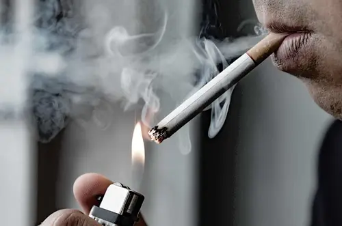 Prohibirán fumar de por vida a nacidos desde 2009