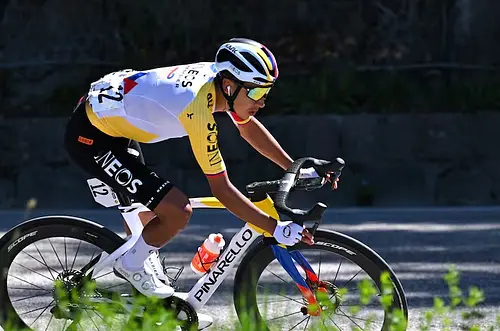 Egan Bernal sigue recortando diferencia en el Tour de Los Alpes