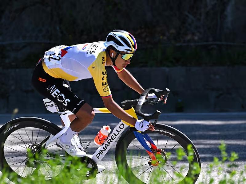 Egan Bernal sigue recortando diferencia en el Tour de Los Alpes