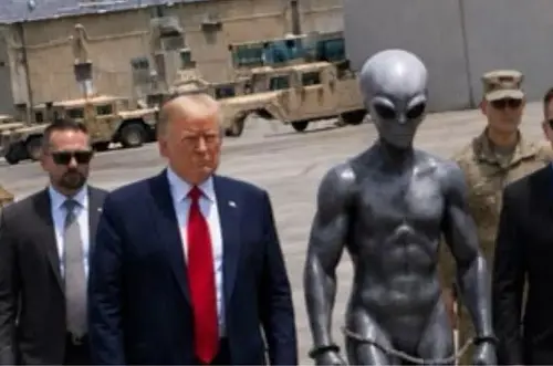 Donald Trump revela foto caminando con un alienígena