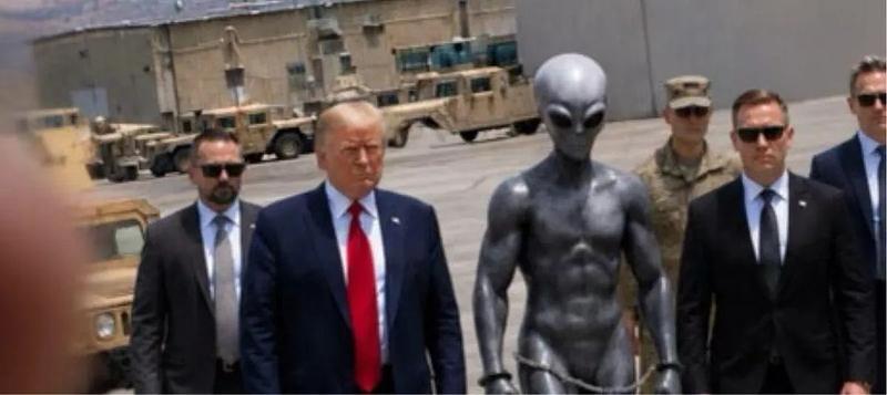 Donald Trump revela foto caminando con un alienígena