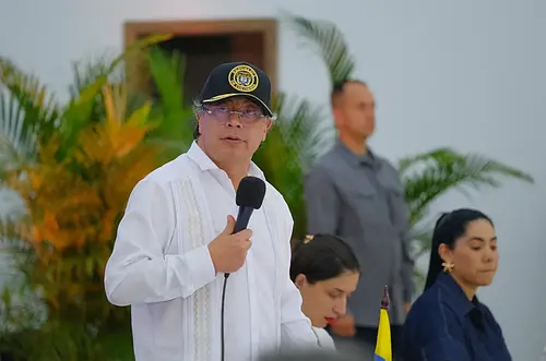 Petro arremete en X contra críticos y medios