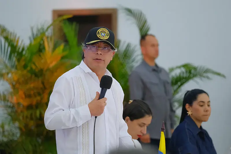 Petro arremete en X contra críticos y medios