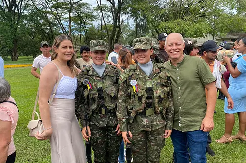 ​De las armas al corazón: hermanas con un propósito militar